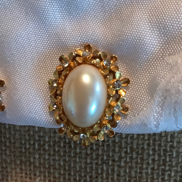 Pearl and gold tone clip earrings - Picture 2 of 3